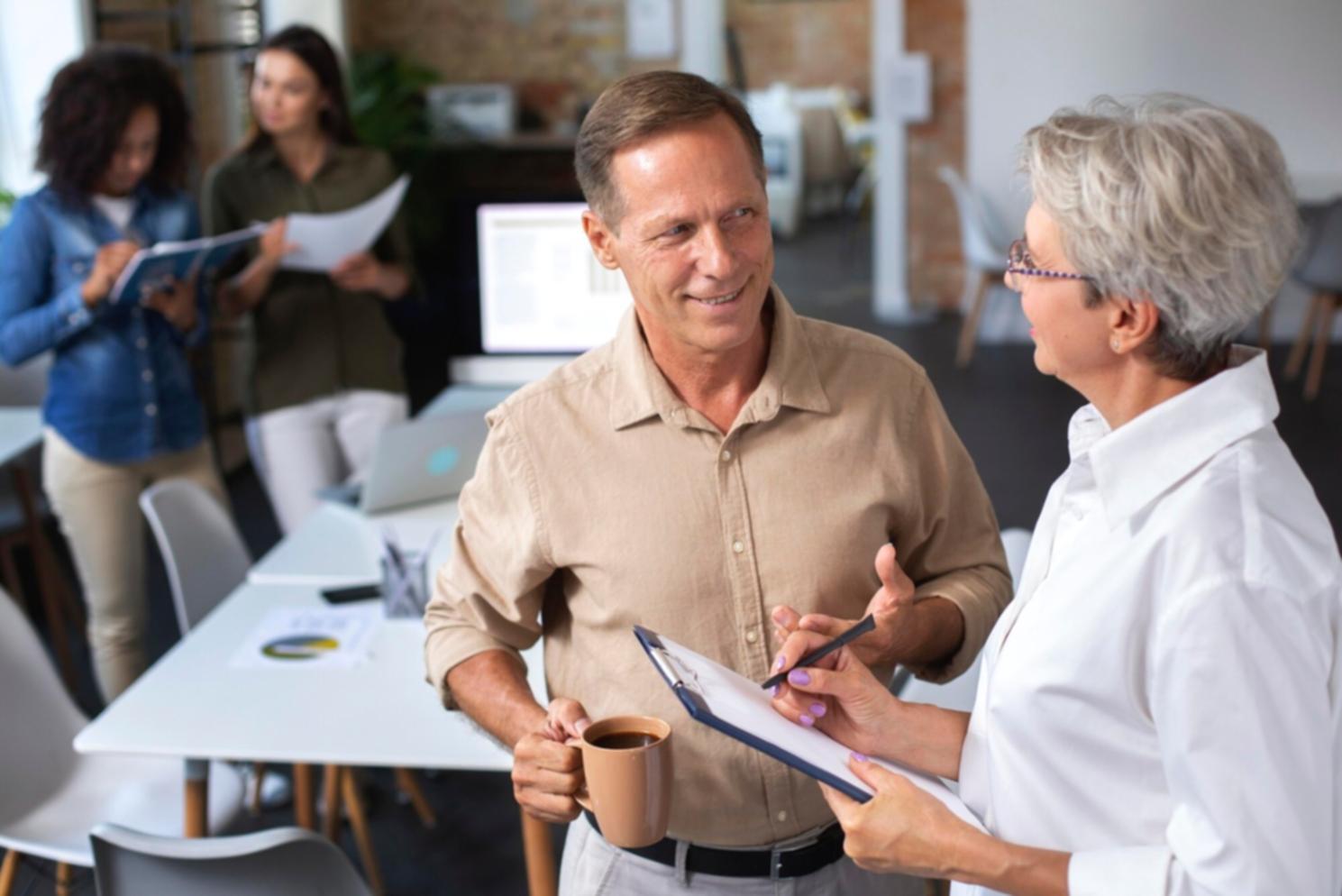 Espace de travail moderne avec ordinateur et documents financiers